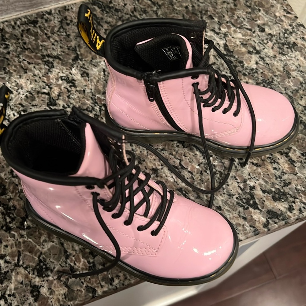 Toddler size 9 girls sift pink
Dr. Martens lightly worn